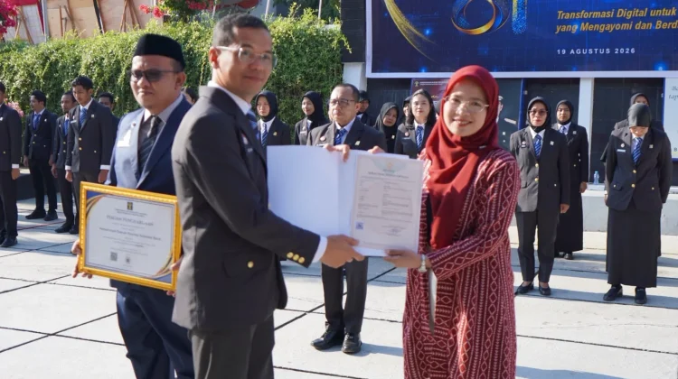 Kemenkum Sulbar Serahkan Surat Hak Cipta, ke Akademisi dan Pegiat Seni