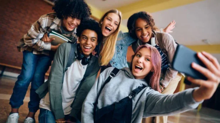 Gen Z Lebih Milih Pengalaman Daripada Barang Mewah: "Beli Memori, Bukan Logo"