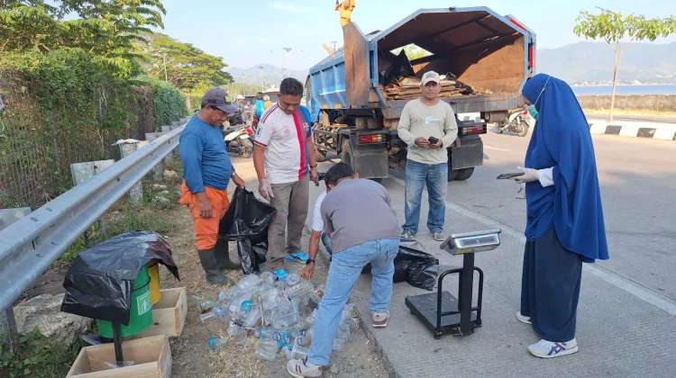 Sambut HUT ke-81 RRI, RRI Mamuju, Densus 88 dan DLHK Gelar Aksi Bersih- Bersih