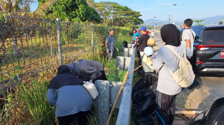Sambut HUT ke-81 RRI, RRI Mamuju, Densus 88 dan DLHK Gelar Aksi Bersih- Bersih