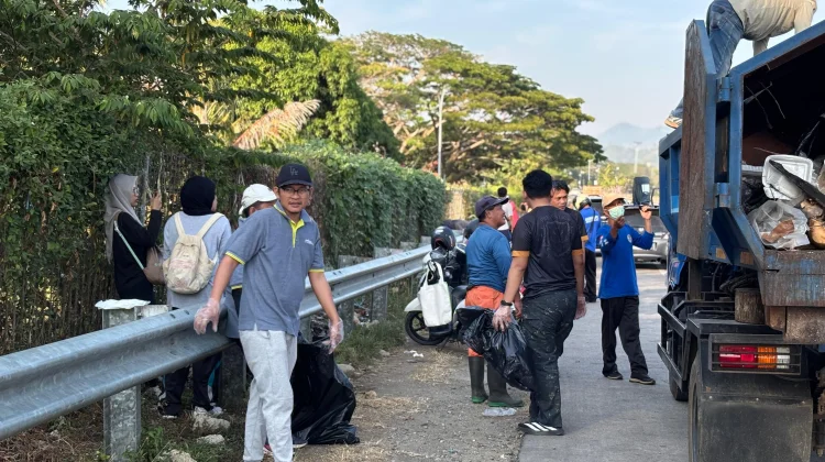 Sambut HUT ke-81 RRI, RRI Mamuju, Densus 88 dan DLHK Gelar Aksi Bersih- Bersih