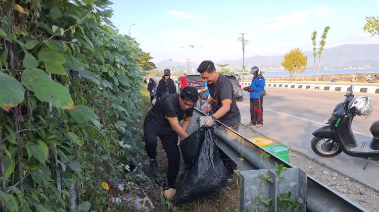 Peduli Lingkungan Bersama RRI, Densus 88 AT Sulbar Ajak Masyarakat Jaga Kebersihan