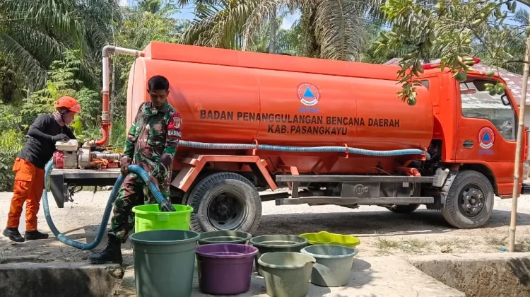 Krisis Air Bersih, Babinsa dan BPBD Salurkan Air Bersih di Bulumario Pasangkayu