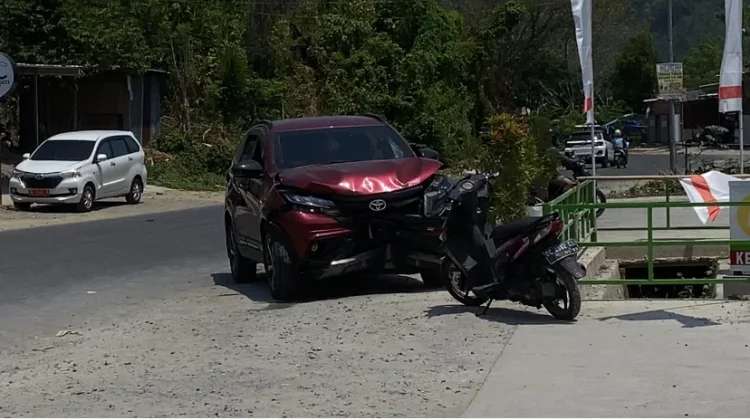 Dua Mobil Tabrakan 'Adu Banteng' di Depan SPBU Simboro