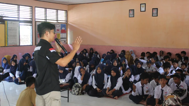 Densus 88 Sulbar Edukasi IRET dan Bullying di SMPN 1 Tutallu