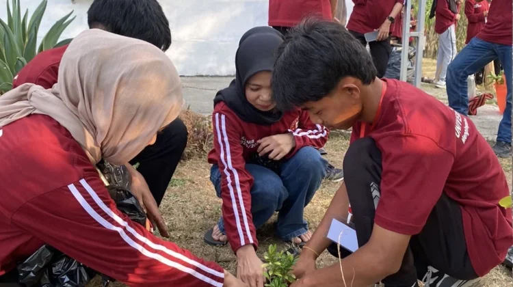 Dari Pengenalan Kampus Universitas Wallacea ke Aksi Nyata Peduli Lingkungan