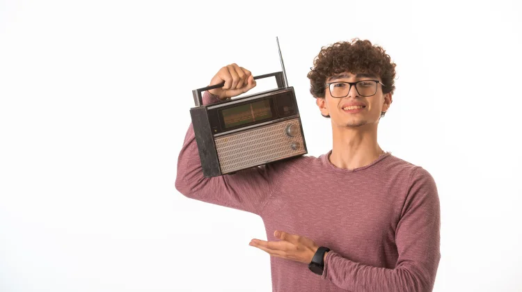 Deretan Lagu Indonesia yang Bercerita tentang Radio