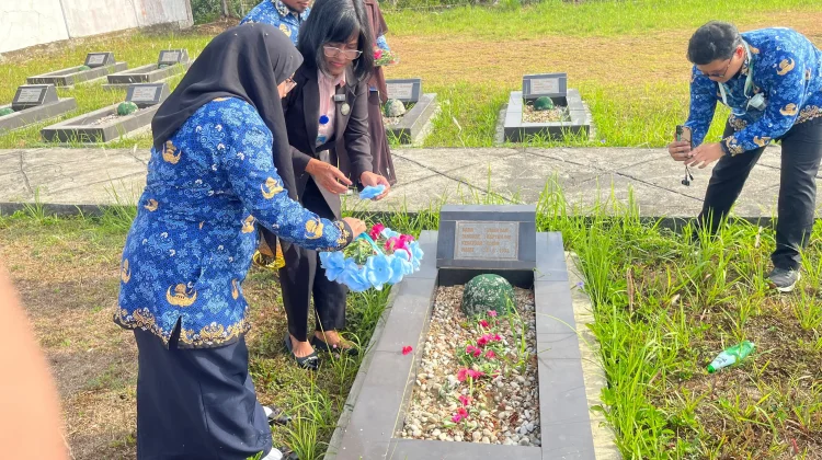 RRI Mamuju Ziarah ke Makam Pahlawan Sambut HUT ke 81 RRI