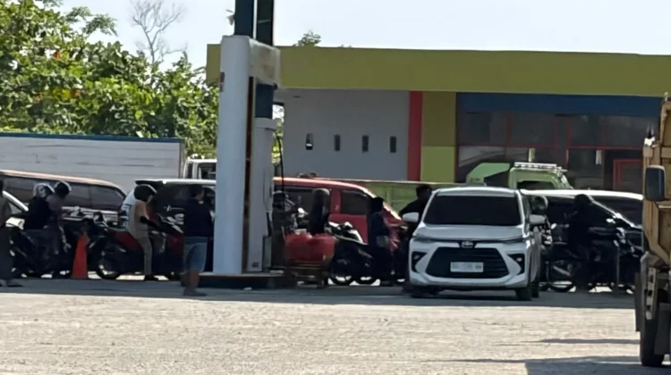 Antrean BBM Ganggu Aktivitas Driver Ojol di Mamuju