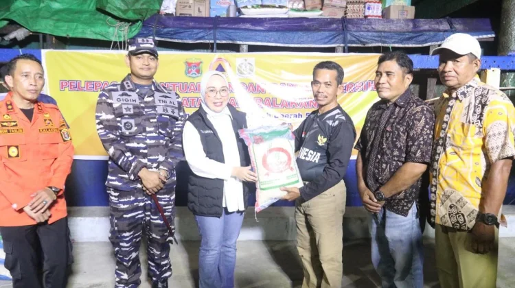 Pemkab Mamuju Salurkan 53 Ton Air Bersih ke Bala-balakang