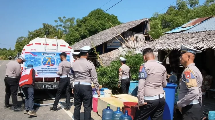 Ditlantas Polda Sulbar Salurkan 10 Ribu Liter Air Bersih