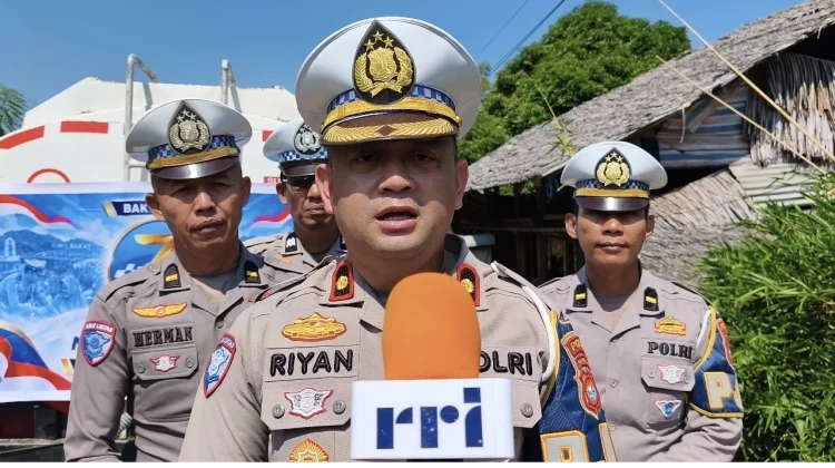 Ditlantas Polda Sulbar Salurkan 10 Ribu Liter Air Bersih