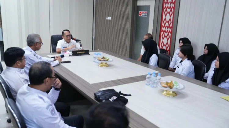 Serahkan Lulusan IPDN, Sekda Sulbar Minta Lulusan Tak Pilih Lokasi Tugas