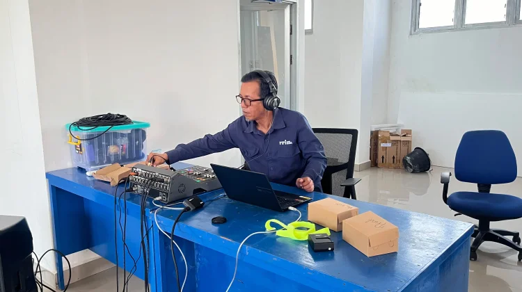 Mengabdi di Balik Frekuensi: Refleksi Hari Radio bagi Seorang Teknisi Siaran