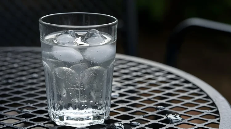 Mitos atau Fakta, Minum Air Es Bikin Perut Buncit