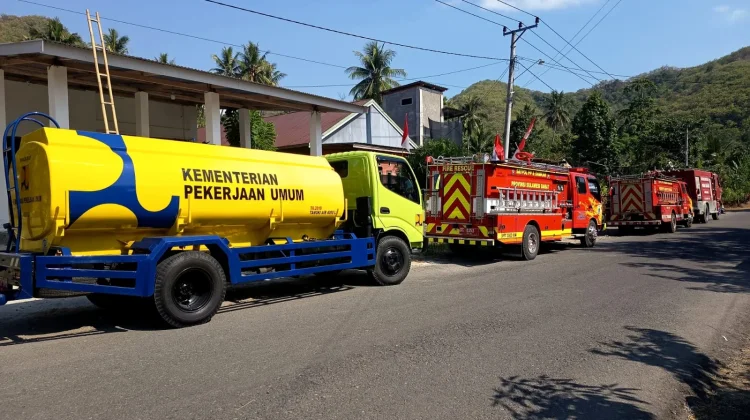 Satgas Kementerian PU Salurkan Hampir 200 Ribu Liter Air ke Mamuju Tengah