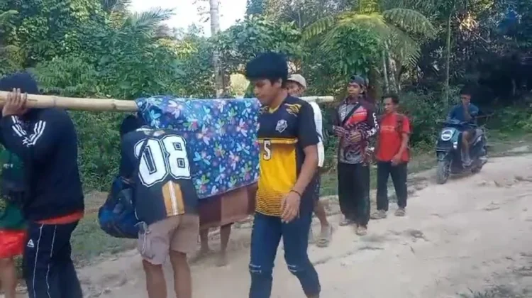 Jalan Rusak 70 Persen, Bupati Mamasa: Warga Masih Ada Ditandu ke Puskesmas