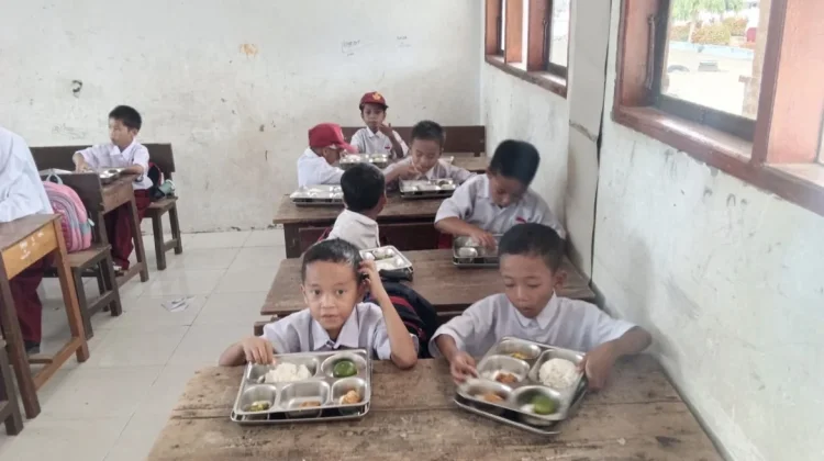 Pastikan Gizi Terpenuhi, SPPG Tapalang Berikan Ayam Sambal Tomat dan Tahu Crispy