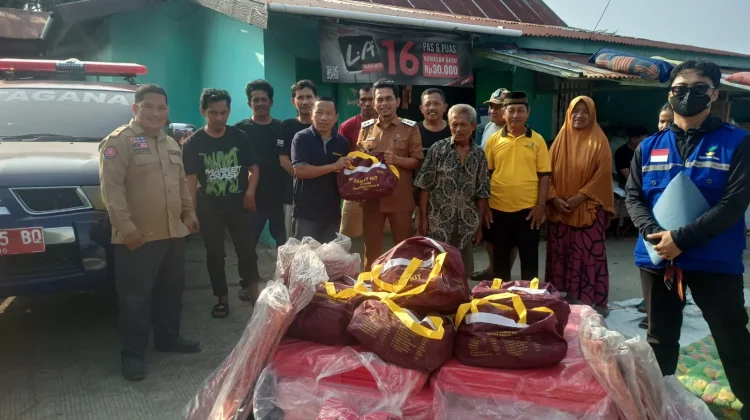 Lurah Mamunyu Serahkan Bantuan untuk Warga Terdampak Angin Kencang