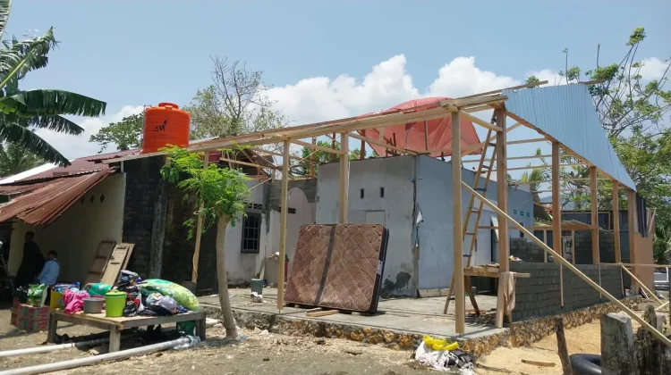 Dua Rumah Terdampak Angin Kencang, Pemkab Mamuju Salurkan Bantuan