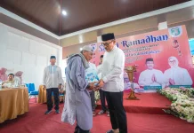 Gubernur Sulbar Bagikan 700 Paket Ramadan di Pasangkayu