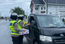 Ditlantas Polda Sulbar Berbagi Takjil dan Edukasi Pengendara Tertib Lalu Lintas