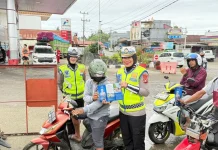 Ditlantas Polda Sulbar Bagikan Leaflet, Himbau Tertib Helm Berkendara