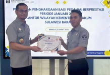 Kakanwil Kemenkum Sulbar Serahkan Penghargaan Pegawai Berprestasi