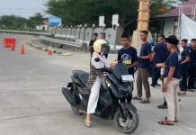 Prajurit Lanal Mamuju Bagi Takjil jelang Berbuka Puasa