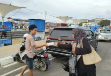 Warga Serbu Pembagian Takjil DWP LPP RRI Mamuju