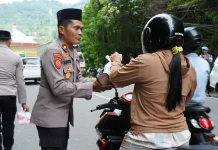 Polda Sulbar Bagi Takjil, Silahturahmi Polisi dan Masyarakat