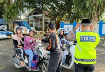 Ditlantas Polda Sulbar Berbagi Takjil dan Sisipkan Pesan Keselamatan