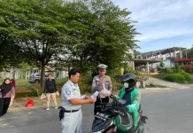 Ditlantas Polda Sulbar dan Jasa Raharja Berbagi Takjil, Titip Pesan Keselamatan
