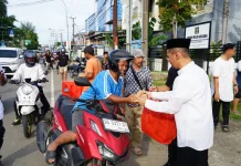 Peduli Sesama, Kemenkum Sulbar Berbagi Takjil Dengan Masyarakat