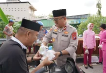 Kapolda Sulbar Bersama Bhayangkari Bagikan Paket Takjil