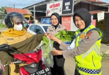 Ditlantas Polda Sulbar bagikan 100 Paket Sayur-Mayur ke Pengendara Tertib