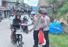 Berbagi Berkah, Polres Mamasa Bagikan Paket Takjil kepada Masyarakat