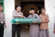 PJR Ditlantas Polda Sulbar Salurkan Karpet Masjid dan Parcel untuk Marbot