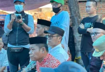 Pemkesra Sulbar Serahkan Bantuan Al-Qur’an di Masjid Nurul Hidayah Galung Tulu