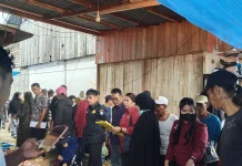Kadiskop UKM Perindag Mateng Pantau Harga Sembako dan Stok LPG 3 Kg di Pasar Mahahe