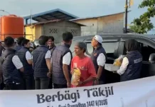 Ditkrimsus Polda Sulbar Bagikan Takjil dan Parcel Sembako
