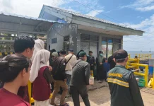 Ratusan Penumpang Kapal di Mamuju Tertib Bawa Sertifikat Karantina