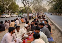 Pengalaman Mahasiwa Indonesia Buka Puasa di Pinggir Jalan di Pakistan