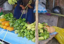 H-2 Lebaran, Penjual Ketupat Menjamur di Pasar Baru Mamuju