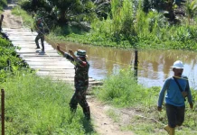 TNI Bersama Warga Bangun Jembatan Gantung