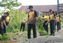 Peduli Lingkungan, Polda Sulbar Gelar Kerja Bakti dan Tanam Pohon