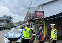 Ditlantas Polda Sulbar Bagikan Makanan Gratis Sasar Ojol dan Tukang Becak