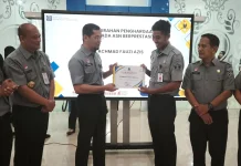Kakanwil Kemenkum Sulbar Serahkan Piagam Penghargaan Pegawai Teladan