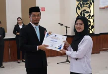 Kakanwil Kemenkum Sulbar Berikan Penghargaan bagi Pegawai Berprestasi