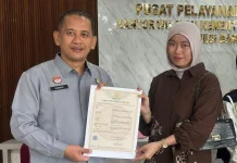 Kemenkum Sulbar Serahkan Sertifikat Hak Cipta kepada Mahasiswa Unika